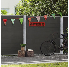 Trädgårdsscen med staket, girlang, cykel och trädstubbar