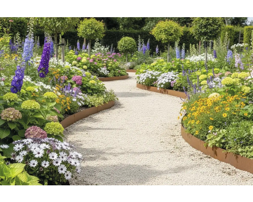Trädgårdsscen med grusgång, kantad av blomrabatter med olika blomtyper och gräsmattor