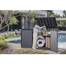 Bild på en kvinna som använder en förvaringslåda utomhus på en träaltan vid en pool för att förvara saker