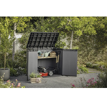 Trädgårdsskåp med öppna dörrar och uppfällt lock, fyllt med trädgårdsredskap och en gräsklippare