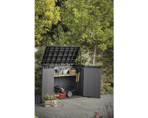 Öppet trädgårdsförråd med trädgårdsredskap