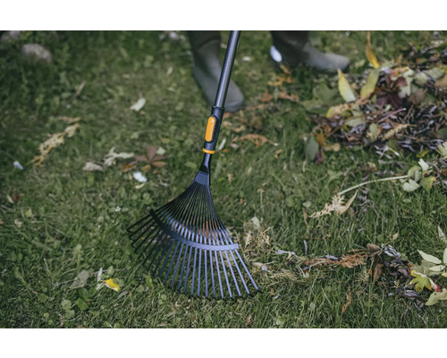 Lövraka som används på en gräsmatta med löv