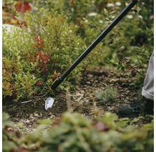 Trädgårdshacka som används i rabatten för jordbearbetning.