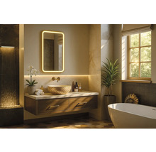 Modernt badrum med tvättställ, spegel med belysning och badkar.