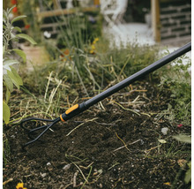 Trädgårdsredskap för jordbearbetning som används i en trädgårdsbädd