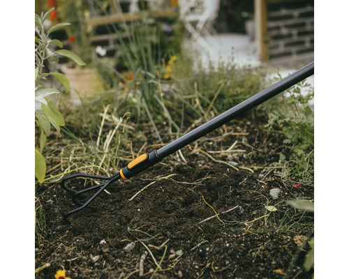 Trädgårdsredskap för jordbearbetning som används i en trädgårdsbädd