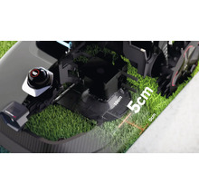 Detaljvy av en robotgräsklippare med en klipplängd på 5 till 10 cm