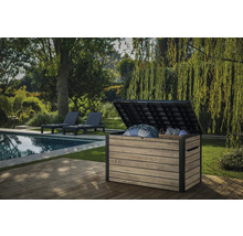 Trädgårdsscen med en öppen förvaringsbox i plast på en terrass med pool och solstolar