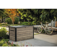 Foto av en förvaringslåda i plast i trädgården med en cykeldekoration