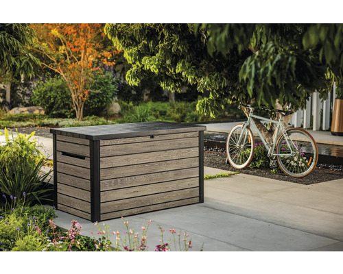 Foto av en förvaringslåda i plast i trädgården med en cykeldekoration