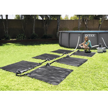 Pool soluppvärmningssystem med solmattor och Intex pool i trädgården