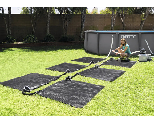 Pool soluppvärmningssystem med solmattor och Intex pool i trädgården