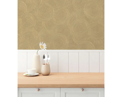 Dekorativ tapet med cirkelmönster i ett köksområde.