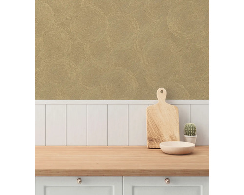 Köksscen med mönstrad tapet och träbänkskiva