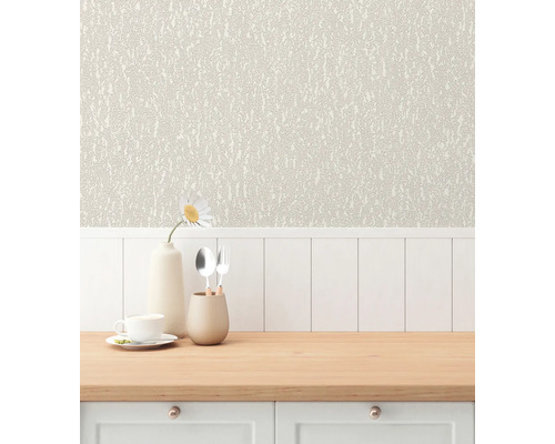 Dekorativt boende med mönstrad tapet, porslin och bänkskiva i trä