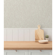 Köksscen med mönstrad tapet, träbräda, skål och kaktus på en bänkskiva