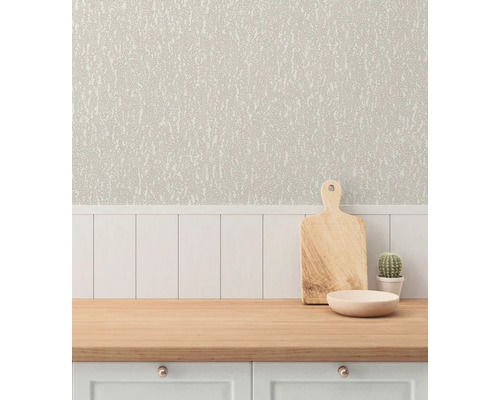 Köksscen med mönstrad tapet, träbräda, skål och kaktus på en bänkskiva