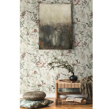 Dekorativt rum med mönstrad tapet, en målning och en bänk.