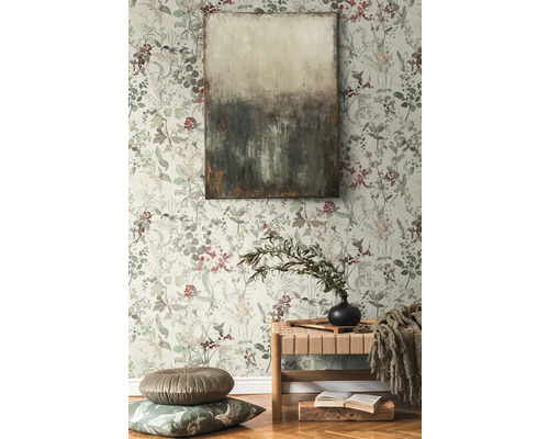 Dekorativt rum med mönstrad tapet, en målning och en bänk.