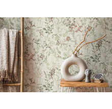 Dekorativ interiör med blommig tapet, stege och bord