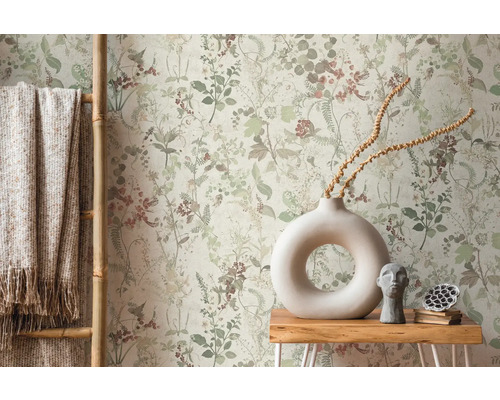 Dekorativ interiör med blommig tapet, stege och bord