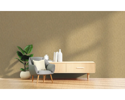 Vardagsrum med fåtölj, växt och byrå mot en strukturerad vägg
