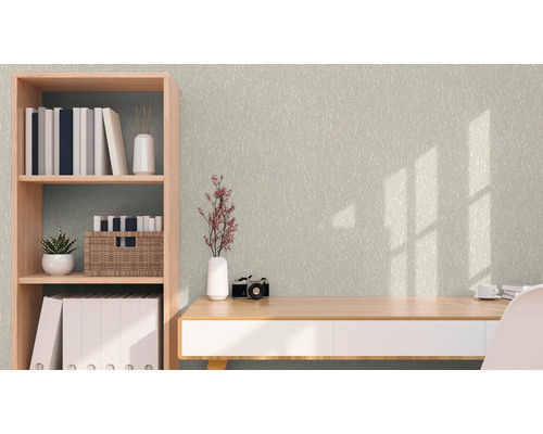 Dekorativ fiberdukstapet i arbetsrum med hyllor och skrivbord.