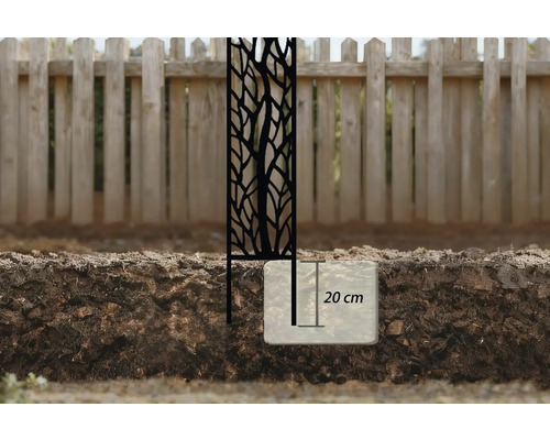 Dekorativ trädgårdsskjul av metall med trädstruktur, fäst i en 20 centimeter betongfundament.