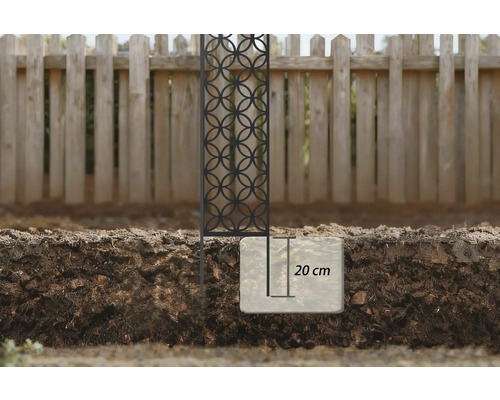 Dekorativ trädgårdspelare med grundsten i marken och 20 centimeters markering