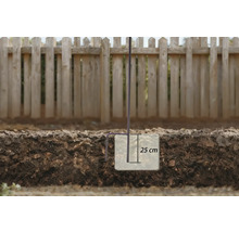 Illustration av ett markankare med ett djup på 25 cm i marken framför ett trästaket.