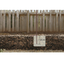 Ett markankare med en längd på 25 cm är fäst i marken för att garantera stabilitet.