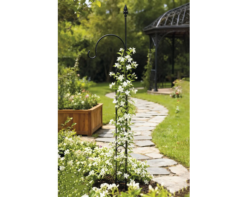 Trädgårdsscen med klätterhjälpmedel, bevuxen med vita blommor, och trädgårdspaviljong i bakgrunden