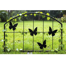 Dekorativ trädgårdsgrind med fjärilsmotiv och växtdekorationer i trädgården.