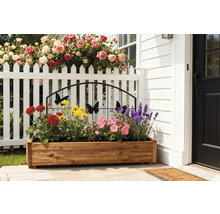 Blomlåda i trä med blommor framför ett hus