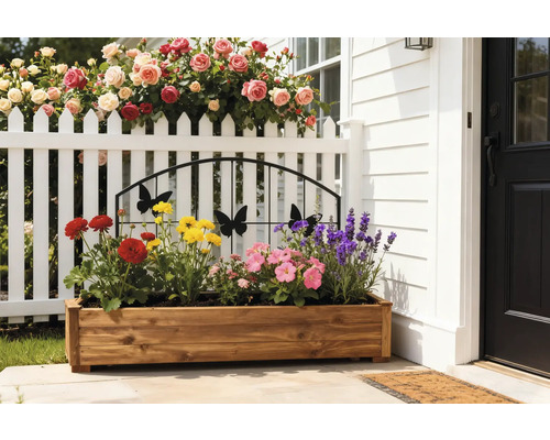 Blomlåda i trä med blommor framför ett hus