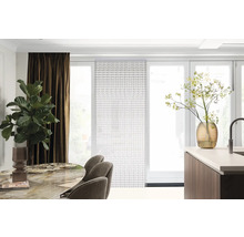 Vardagsrum med matbord, stolar, gardiner och paneler framför en altandörr