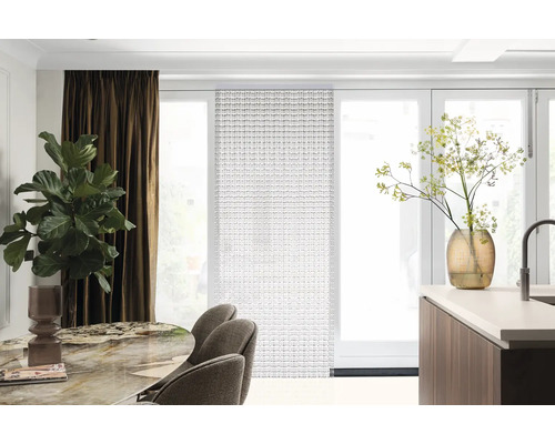 Vardagsrum med matbord, stolar, gardiner och paneler framför en altandörr