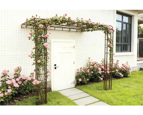 Entré med rosenbåge och blommande rosbuskar
