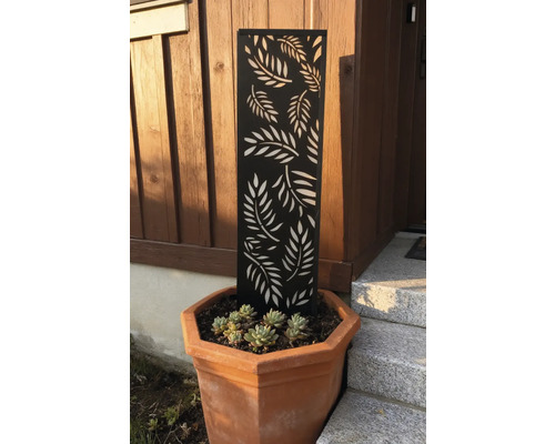 Blomkruka med spaljé och bladmönster