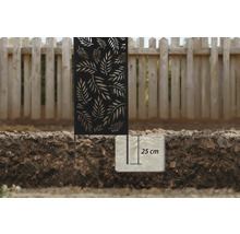 Dekorativt insynsskydd med bladdesign och 25 centimeters fästningsdjup i marken.