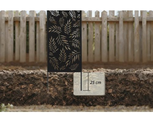Dekorativt insynsskydd med bladdesign och 25 centimeters fästningsdjup i marken.