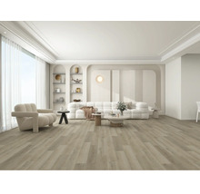 Ljust vardagsrum med golv i träutseende, fåtölj och soffa