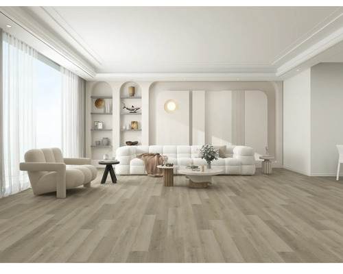 Ljust vardagsrum med golv i träutseende, fåtölj och soffa