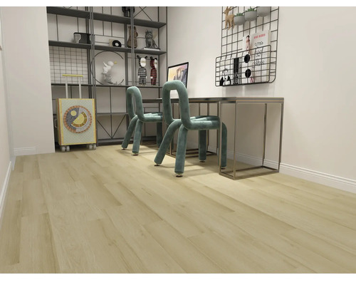 Rum med skrivbord, stolar och hylla