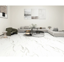 Ljust vardagsrum med soffa, fåtölj och marmorplattor