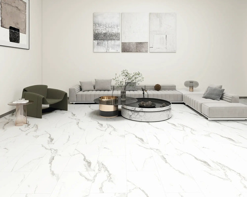 Ljust vardagsrum med soffa, fåtölj och marmorplattor