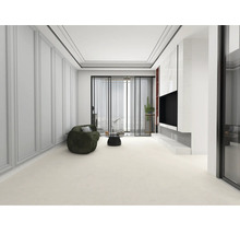 Ljust vardagsrum med soffa, soffbord och tv-vägg