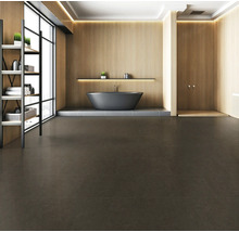 Modernt badrum med fristående badkar, dusch och hyllor