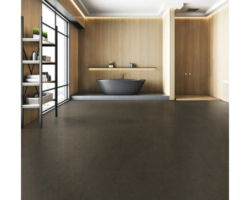 Modernt badrum med fristående badkar, dusch och hyllor