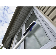 Fönsterrengöring med fönsterskrapa